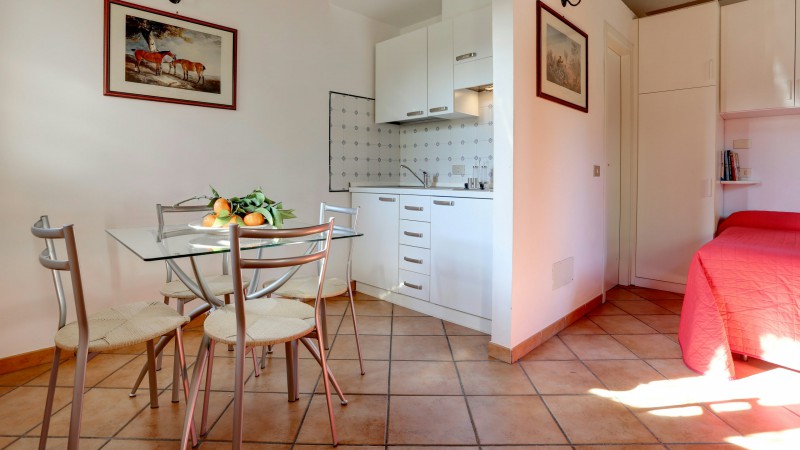 monolocale-affitto-mensile-roma-Residence-Villa-Agnese-Roma-cucina-letto