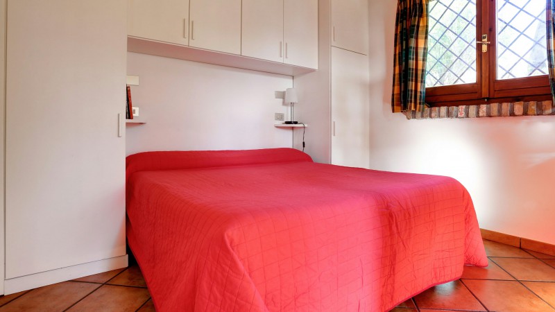 Residence-Villa-Agnese-Roma-letto-rosso-2